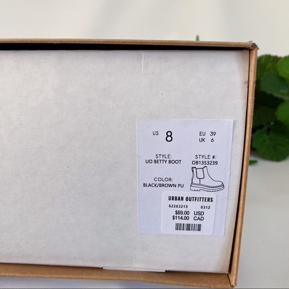 Urban Outfitters | UO Betty Treaded Chelsea Boot Lug Sole Black Brown Combat New - Picture 14 of 16